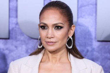 Jennifer Lopez (J.Lo, Jennifer Lynn Lopez-Affleck) Brunello Cucinelli tarzı özel bir görünüm, Tyler Ellis marka çanta giyer ve Fernando Jorge mücevherleri 10 Mayıs 2023 'te Westwood, Los Angeles' ta bulunan Netflix 'in 