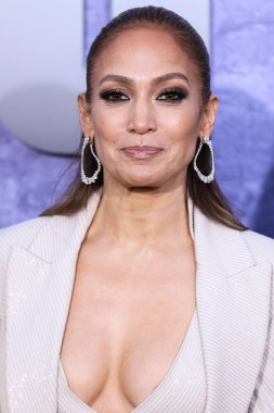 Jennifer Lopez (J.Lo, Jennifer Lynn Lopez-Affleck) Brunello Cucinelli tarzı özel bir görünüm, Tyler Ellis marka çanta giyer ve Fernando Jorge mücevherleri 10 Mayıs 2023 'te Westwood, Los Angeles' ta bulunan Netflix 'in 