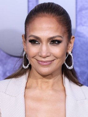 Jennifer Lopez (J.Lo, Jennifer Lynn Lopez-Affleck) Brunello Cucinelli tarzı özel bir görünüm, Tyler Ellis marka çanta giyer ve Fernando Jorge mücevherleri 10 Mayıs 2023 'te Westwood, Los Angeles' ta bulunan Netflix 'in 