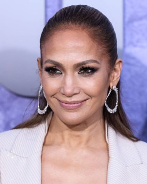 Jennifer Lopez (J.Lo, Jennifer Lynn Lopez-Affleck) Brunello Cucinelli tarzı özel bir görünüm, Tyler Ellis marka çanta giyer ve Fernando Jorge mücevherleri 10 Mayıs 2023 'te Westwood, Los Angeles' ta bulunan Netflix 'in 