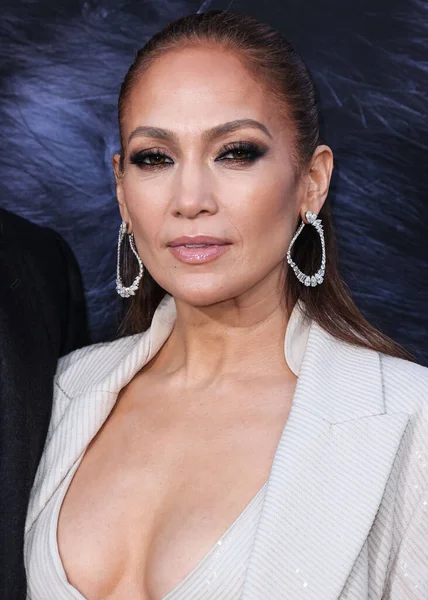 Jennifer Lopez (J.Lo, Jennifer Lynn Lopez-Affleck) Brunello Cucinelli tarzı özel bir görünüm, Tyler Ellis marka çanta giyer ve Fernando Jorge mücevherleri 10 Mayıs 2023 'te Westwood, Los Angeles' ta bulunan Netflix 'in 