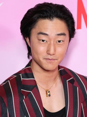 Avustralyalı aktör, yönetmen ve yapımcı Peter Thurnwald, Netflix 'in XO, Kitty' nin 1. sezonunu 11 Mayıs 2023 'te Hollywood, Los Angeles, Kaliforniya, ABD' de düzenlenen Netflix Tudum Theater 'a geldi.. 