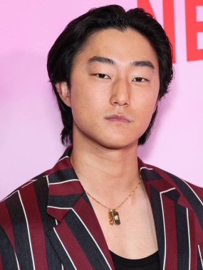 Avustralyalı aktör, yönetmen ve yapımcı Peter Thurnwald, Netflix 'in XO, Kitty' nin 1. sezonunu 11 Mayıs 2023 'te Hollywood, Los Angeles, Kaliforniya, ABD' de düzenlenen Netflix Tudum Theater 'a geldi..