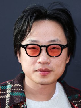 Jimmy O. Yang, 20 Mayıs 2023 'te Universal Stüdyoları Backlot' ta düzenlenen Charlize Theron Africa Yardım Projesi 'ne (CTAOP) ulaşır.. 