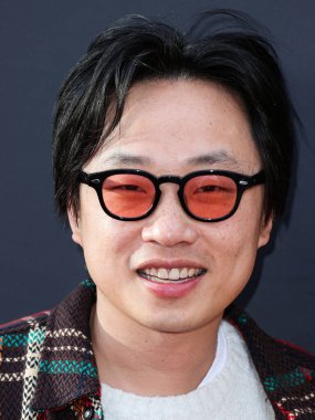 Jimmy O. Yang, 20 Mayıs 2023 'te Universal Stüdyoları Backlot' ta düzenlenen Charlize Theron Africa Yardım Projesi 'ne (CTAOP) ulaşır.. 