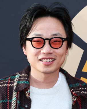 Jimmy O. Yang, 20 Mayıs 2023 'te Universal Stüdyoları Backlot' ta düzenlenen Charlize Theron Africa Yardım Projesi 'ne (CTAOP) ulaşır.. 