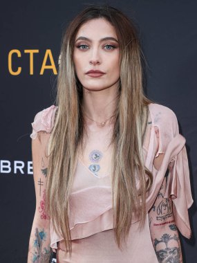 Paris Jackson, 20 Mayıs 2023 'te Universal Stüdyoları Backlot' ta düzenlenen Charlize Theron Africa Yardım Projesi 'ne (CTAOP) ulaştı.. 