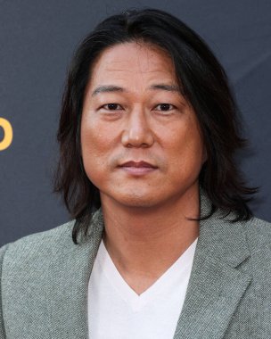 Sung Kang, 20 Mayıs 2023 'te Universal Stüdyoları Backlot' ta düzenlenen Charlize Theron Africa Yardım Projesine (CTAOP) ulaştı.. 