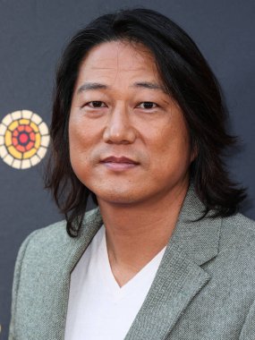 Sung Kang, 20 Mayıs 2023 'te Universal Stüdyoları Backlot' ta düzenlenen Charlize Theron Africa Yardım Projesine (CTAOP) ulaştı.. 