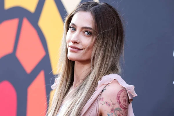 Paris Jackson, 20 Mayıs 2023 'te Universal Stüdyoları Backlot' ta düzenlenen Charlize Theron Africa Yardım Projesi 'ne (CTAOP) ulaştı.. 