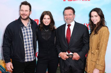 Chris Pratt, Katherine Schwarzenegger Pratt, Arnold Schwarzenegger ve Christina Schwarzenegger Netflix 'in' FUBAR '1. sezonunun Los Angeles Premiere' ine geldiler..