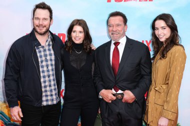 Chris Pratt, Katherine Schwarzenegger Pratt, Arnold Schwarzenegger ve Christina Schwarzenegger Netflix 'in' FUBAR '1. sezonunun Los Angeles Premiere' ine geldiler..