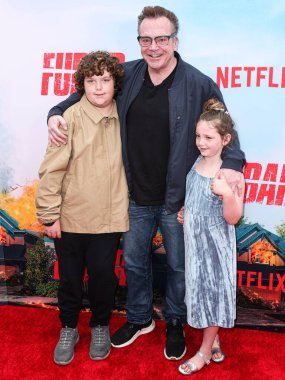 Amerikalı aktör ve komedyen Tom Arnold, Netflix 'in' FUBAR '1. sezonunun Los Angeles prömiyerine 22 Mayıs 2023' te ABD 'nin Los Angeles, Kaliforniya' da bulunan The Grove 14 'te geldi..