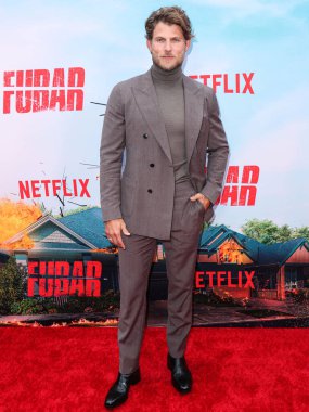 Santoni ayakkabıları giyen Amerikalı aktör Travis Van Winkle, Netflix 'in' FUBAR '1. sezonunun Los Angeles Premiere' ine 22 Mayıs 2023 'te ABD' nin Los Angeles, Kaliforniya 'daki The Grove 14' te gerçekleştirildi..