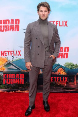 Santoni ayakkabıları giyen Amerikalı aktör Travis Van Winkle, Netflix 'in' FUBAR '1. sezonunun Los Angeles Premiere' ine 22 Mayıs 2023 'te ABD' nin Los Angeles, Kaliforniya 'daki The Grove 14' te gerçekleştirildi..