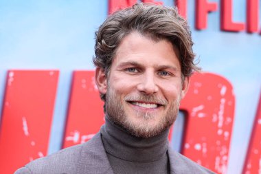 Santoni ayakkabıları giyen Amerikalı aktör Travis Van Winkle, Netflix 'in' FUBAR '1. sezonunun Los Angeles Premiere' ine 22 Mayıs 2023 'te ABD' nin Los Angeles, Kaliforniya 'daki The Grove 14' te gerçekleştirildi..
