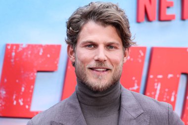Santoni ayakkabıları giyen Amerikalı aktör Travis Van Winkle, Netflix 'in' FUBAR '1. sezonunun Los Angeles Premiere' ine 22 Mayıs 2023 'te ABD' nin Los Angeles, Kaliforniya 'daki The Grove 14' te gerçekleştirildi..