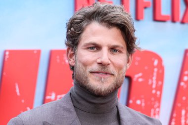 Santoni ayakkabıları giyen Amerikalı aktör Travis Van Winkle, Netflix 'in' FUBAR '1. sezonunun Los Angeles Premiere' ine 22 Mayıs 2023 'te ABD' nin Los Angeles, Kaliforniya 'daki The Grove 14' te gerçekleştirildi.. 
