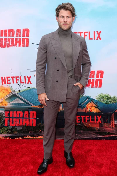 Santoni ayakkabıları giyen Amerikalı aktör Travis Van Winkle, Netflix 'in' FUBAR '1. sezonunun Los Angeles Premiere' ine 22 Mayıs 2023 'te ABD' nin Los Angeles, Kaliforniya 'daki The Grove 14' te gerçekleştirildi..