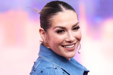 Amerikalı dansçı, koreograf ve aktris Allison Holker, 30 Mayıs 2023 'te Westwood, Los Angeles, Kaliforniya' daki Regency Village Theater 'da düzenlenen Sony Pictures Animasyon' un Örümcek Adam: Across the Spider Verse adlı filminin dünya prömiyerine geldi.