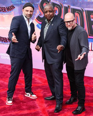Joaquim Dos Santos, Kemp Powers ve Justin K. Thompson, 30 Mayıs 2023 'te Westwood, Los Angeles, Kaliforniya' daki Regency Village Theater 'da düzenlenen Sony Pictures Animasyon' un 