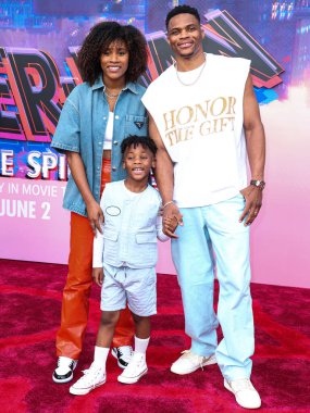 Nina Earl, Noah Russell Westbrook ve Russell Westbrook, 30 Mayıs 2023 'te Westwood, Los Angeles, Kaliforniya' daki Regency Village Theater 'da düzenlenen Sony Pictures Animation' ın Örümcek Adam: Across the Spider Verse adlı filminin dünya prömiyerine geldiler.