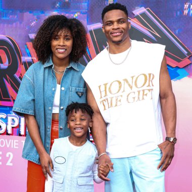 Nina Earl, Noah Russell Westbrook ve Russell Westbrook, 30 Mayıs 2023 'te Westwood, Los Angeles, Kaliforniya' daki Regency Village Theater 'da düzenlenen Sony Pictures Animation' ın Örümcek Adam: Across the Spider Verse adlı filminin dünya prömiyerine geldiler.