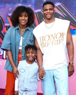 Nina Earl, Noah Russell Westbrook ve Russell Westbrook, 30 Mayıs 2023 'te Westwood, Los Angeles, Kaliforniya' daki Regency Village Theater 'da düzenlenen Sony Pictures Animation' ın Örümcek Adam: Across the Spider Verse adlı filminin dünya prömiyerine geldiler.