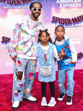 Omarion, Amei Kazuko Grandberry ve Megaa Omari Grandberry, 30 Mayıs 2023 'te Westwood, Los Angeles, Kaliforniya' daki Regency Village Theater 'da düzenlenen Sony Pictures Animasyon' un 'Spider-Man: Across the Spider Verse' adlı filminin dünya prömiyerine geldiler.