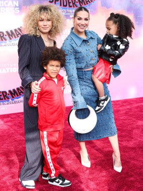 Weslie Boss, Maddox Boss, Allison Holker ve Zaia Boss, 30 Mayıs 2023 'te Westwood, Los Angeles, Kaliforniya' daki Regency Village Theater 'da düzenlenen Sony Pictures Animasyon' un Örümcek Adam: Across the Spider Verse adlı filminin dünya prömiyerine geldiler.