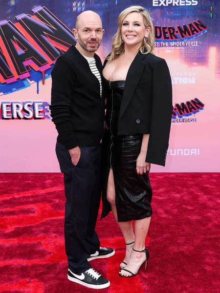 Paul Scheer ve June Diane Raphael, 30 Mayıs 2023 'te Westwood, Los Angeles, Kaliforniya, ABD' de bulunan Regency Village Theater 'da düzenlenen 
