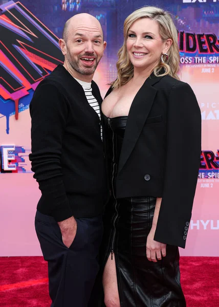 Paul Scheer ve June Diane Raphael, 30 Mayıs 2023 'te Westwood, Los Angeles, Kaliforniya, ABD' de bulunan Regency Village Theater 'da düzenlenen 