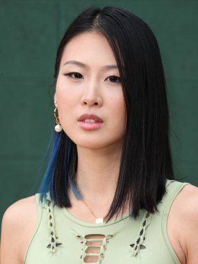 Angela Zhang, 31 Mayıs 2023 'te Westwood, Los Angeles, Kaliforniya, ABD' deki Regency Village Theatre 'da düzenlenen Tavuskuşu' nun Çekim Yıldızları 'nın Los Angeles prömiyerine geldi.. 