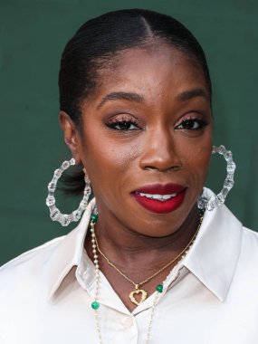 İngiliz rapçi, şarkıcı, söz yazarı, aktris ve radyo sunucusu Estelle, 31 Mayıs 2023 'te Westwood, Los Angeles, Kaliforniya, ABD' deki Regency Village Theatre 'da düzenlenen Tavuskuşu' nun Çekim Yıldızlarının Los Angeles Premiere 'ine geldi.. 