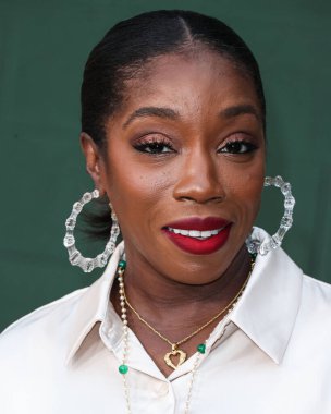 İngiliz rapçi, şarkıcı, söz yazarı, aktris ve radyo sunucusu Estelle, 31 Mayıs 2023 'te Westwood, Los Angeles, Kaliforniya, ABD' deki Regency Village Theatre 'da düzenlenen Tavuskuşu' nun Çekim Yıldızlarının Los Angeles Premiere 'ine geldi.. 