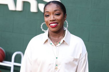 İngiliz rapçi, şarkıcı, söz yazarı, aktris ve radyo sunucusu Estelle, 31 Mayıs 2023 'te Westwood, Los Angeles, Kaliforniya, ABD' deki Regency Village Theatre 'da düzenlenen Tavuskuşu' nun Çekim Yıldızlarının Los Angeles Premiere 'ine geldi.. 