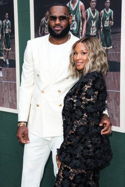 Amerikalı profesyonel basketbolcu LeBron James ve eşi Savannah James, 31 Mayıs 2023 'te Westwood, Los Angeles, Kaliforniya, ABD' deki Regency Village Theatre 'da düzenlenen 