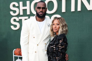Amerikalı profesyonel basketbolcu LeBron James ve eşi Savannah James, 31 Mayıs 2023 'te Westwood, Los Angeles, Kaliforniya, ABD' deki Regency Village Theatre 'da düzenlenen 