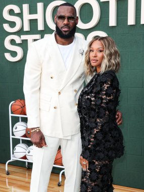 Amerikalı profesyonel basketbolcu LeBron James ve eşi Savannah James, 31 Mayıs 2023 'te Westwood, Los Angeles, Kaliforniya, ABD' deki Regency Village Theatre 'da düzenlenen 