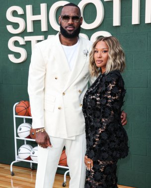 Amerikalı profesyonel basketbolcu LeBron James ve eşi Savannah James, 31 Mayıs 2023 'te Westwood, Los Angeles, Kaliforniya, ABD' deki Regency Village Theatre 'da düzenlenen 