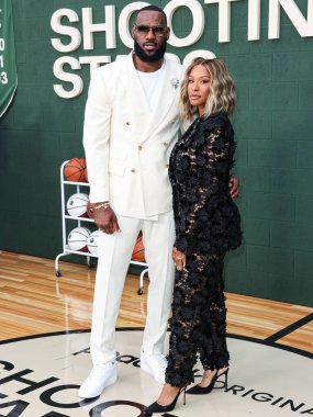 Amerikalı profesyonel basketbolcu LeBron James ve eşi Savannah James, 31 Mayıs 2023 'te Westwood, Los Angeles, Kaliforniya, ABD' deki Regency Village Theatre 'da düzenlenen 