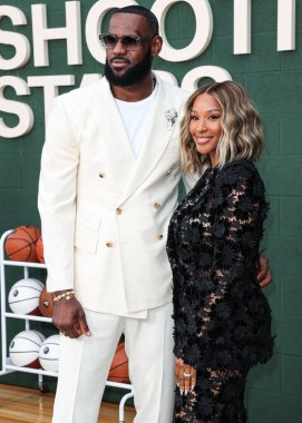 Amerikalı profesyonel basketbolcu LeBron James ve eşi Savannah James, 31 Mayıs 2023 'te Westwood, Los Angeles, Kaliforniya, ABD' deki Regency Village Theatre 'da düzenlenen 