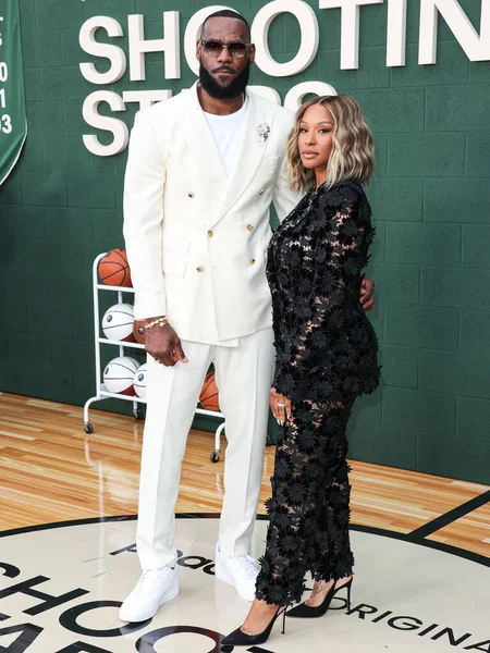 Amerikalı profesyonel basketbolcu LeBron James ve eşi Savannah James, 31 Mayıs 2023 'te Westwood, Los Angeles, Kaliforniya, ABD' deki Regency Village Theatre 'da düzenlenen 