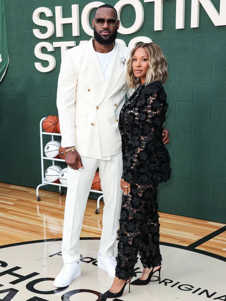 Amerikalı profesyonel basketbolcu LeBron James ve eşi Savannah James, 31 Mayıs 2023 'te Westwood, Los Angeles, Kaliforniya, ABD' deki Regency Village Theatre 'da düzenlenen 