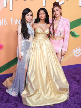 Ramona Young, Maitreyi Ramakrishnan ve Lee Rodriguez, Netflix 'in 