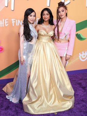 Ramona Young, Maitreyi Ramakrishnan ve Lee Rodriguez, Netflix 'in 