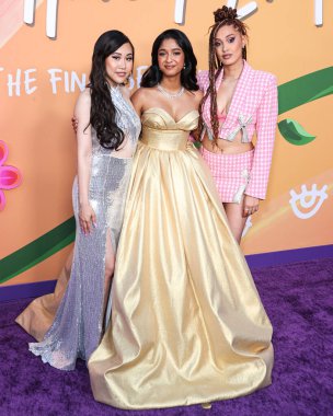 Ramona Young, Maitreyi Ramakrishnan ve Lee Rodriguez, Netflix 'in 