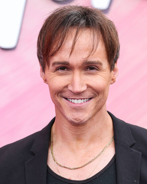 Люк Лоури прибыл на показ четвертого сезона сериала Netflix "Never Have I Ever" - заключительного сезона, который состоится в театре Regency Village 1 июня 2023 года в Уэствуде, Лос-Анджелес, Калифорния, США. 