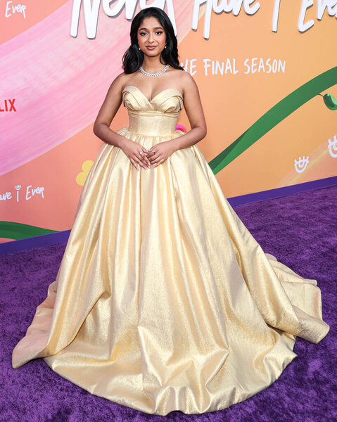Канадская актриса Майтреи Рамакришнан прибывает на премьерный показ 4 сезона Netflix "Never Have I Ever" в Лос-Анджелесе 1 июня 2023 года в театре Regency Village, Лос-Анджелес, Калифорния