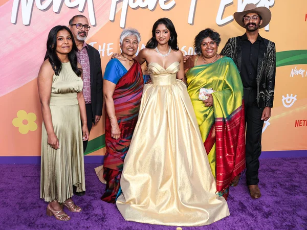Atriz Canadense Maitreyi Ramakrishnan Com Família Chega Los Angeles Premiere — Fotografia de Stock